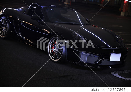 艶々の黒いスポーツカー 127278454
