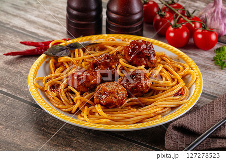 Meatballs with tomato sauce and spaghetti 127278523