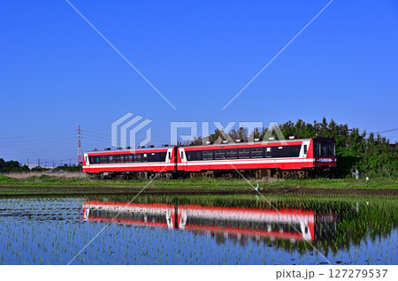 水田の水鏡に映る鹿島臨海鉄道6000形気動車 水田の水鏡に映る鹿島臨海鉄道6000形気動車 127279537