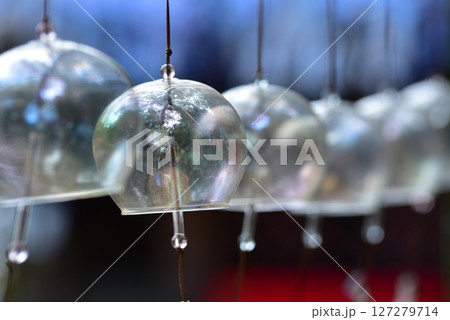 揺れるガラスの風鈴 127279714