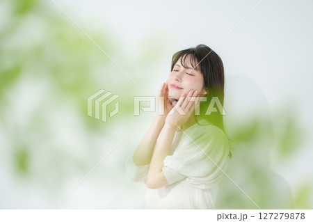 女性　スキンケア 127279878