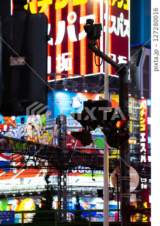 新宿東口の信号機、歌舞伎町繁華街の信号機 127280016