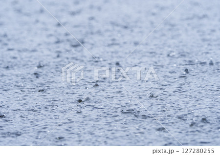 大雨がふるアスファルト 大雨がふるアスファルト 127280255