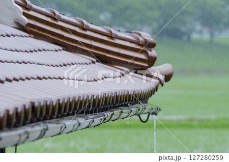 大雨が降る家の屋根 大雨が降る家の屋根 127280259