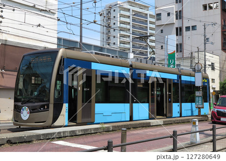 大阪市と堺市で運行される阪堺電気軌道（阪堺電車）：1001形「堺トラム」車両 127280649
