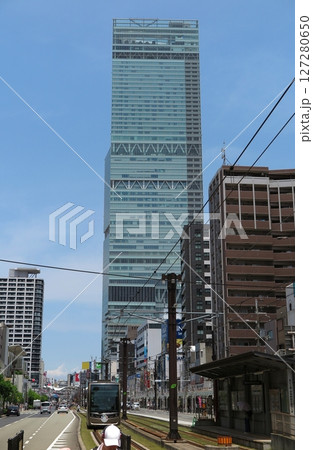 大阪市と堺市で運行される阪堺電気軌道(阪堺電車):専用軌道を走る車両と「あべのハルカス」 大阪市と堺市で運行される阪堺電気軌道(阪堺電車):専用軌道を走る車両と「あべのハルカス」 127280650