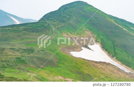 少し雪の残る日本百名山「大朝日岳」 127280780