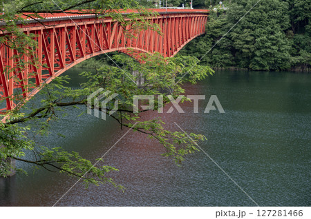 草木湖に架かる赤い橋 草木湖に架かる赤い橋 127281466