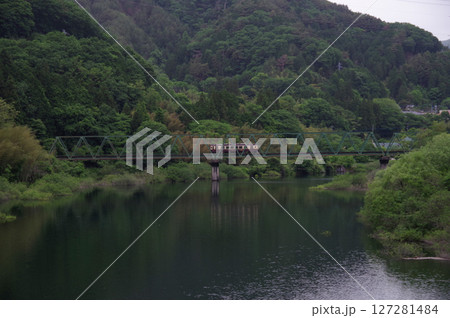 草木湖に架かる陸橋を渡るわたらせ渓谷鉄道 草木湖に架かる陸橋を渡るわたらせ渓谷鉄道 127281484