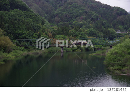 草木湖に架かる陸橋を渡るわたらせ渓谷鉄道 127281485