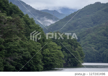 霧のかかる草木湖と山 127281496