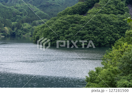 新緑に包まれた静かな草木湖 127281500