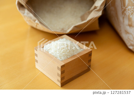 枡に入った白米と米袋 127281537