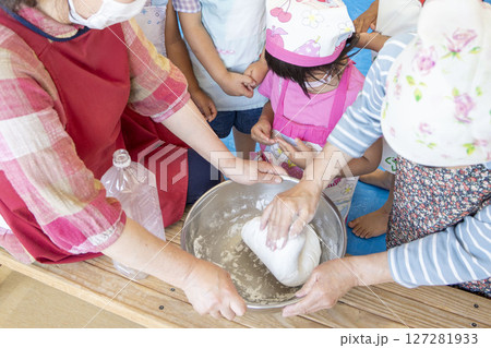 子供たちと笹巻き作り 127281933