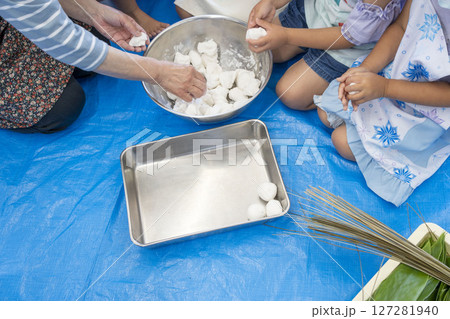 子供たちと笹巻き作り 127281940