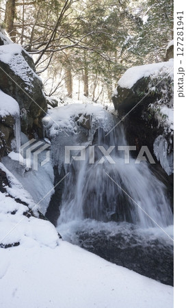 雨漏り日陰の湯の滝氷爆 127281941