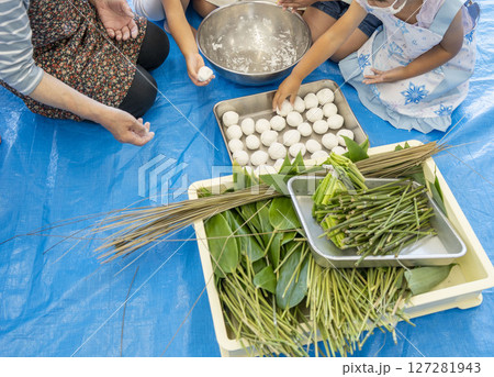 子供たちと笹巻き作り 127281943