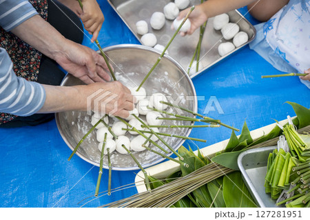 子供たちと笹巻き作り 127281951