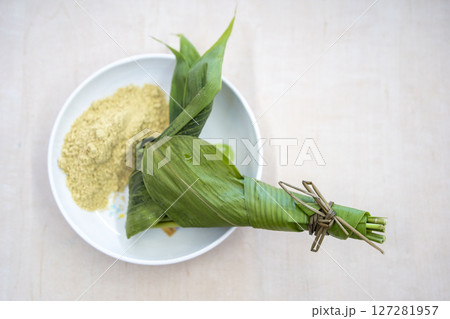 子供たちが作った笹巻き 127281957