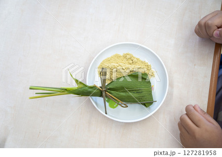 子供たちが作った笹巻き 127281958