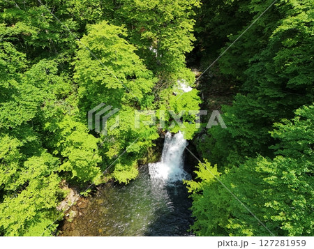初夏の湯浜峠の渓谷　空撮 127281959