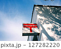 青空と白い壁に郵便局の看板 127282220