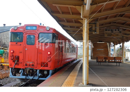 富山県高岡市 氷見線伏木駅の風景より 127282306