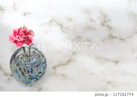 横レイアウト左配置で寒色球形の一輪挿のカーネーション 127282774