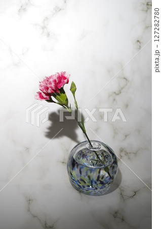 点光源縦レイアウト中央配置で暖色球形の一輪挿へカーネーション 点光源縦レイアウト中央配置で暖色球形の一輪挿へカーネーション 127282780