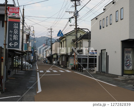 朝の長湯温泉通り　大分県竹田市直入町大字長湯 127282839
