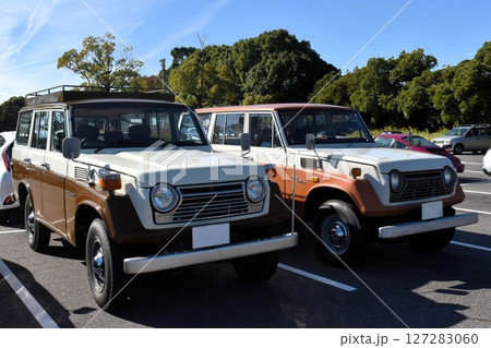 ツートンカラーの古い四輪駆動車 (トヨタ・ランドクルーザー　55型56型) 127283060
