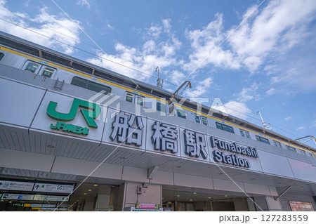 JR船橋駅南口の駅名看板と総武線の電車 127283559