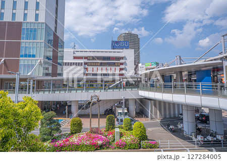 千葉・船橋駅南口の風景（東武百貨店と駅前の花壇） 127284005