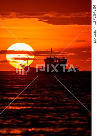 silhouette fishing boat on sunset 127284284