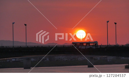 橋の上に沈む夕日とバス／宮崎市・大淀川 127284537