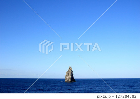 太平洋のど真ん中に忽然とそびえ立つ孀婦岩 127284582