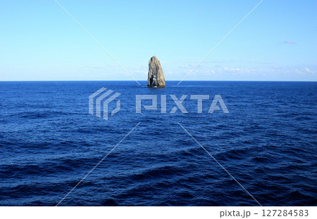 太平洋のど真ん中に忽然とそびえ立つ孀婦岩 127284583