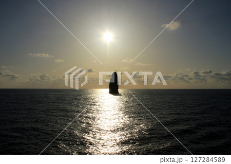 太平洋のど真ん中に忽然とそびえ立つ孀婦岩 太平洋のど真ん中に忽然とそびえ立つ孀婦岩 127284589