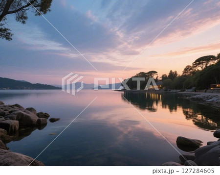 湖畔の夕暮れと静寂な風景 127284605