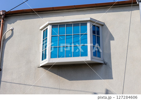 住宅に設置された掃き出し窓 127284606