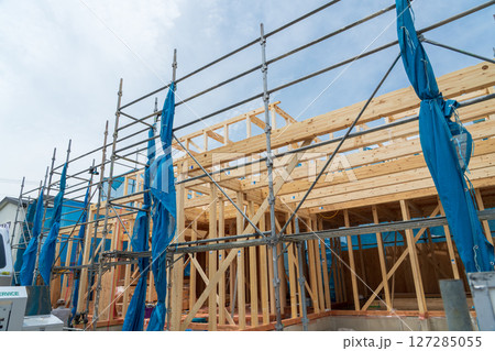 木造二階建て住宅の棟上げ 上棟 木造二階建て住宅の棟上げ 上棟 127285055