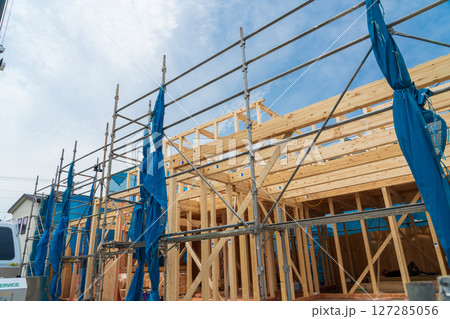 木造二階建て住宅の棟上げ　上棟 127285056
