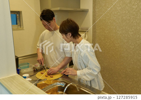 キッチンで協力して家事をする夫婦 127285915