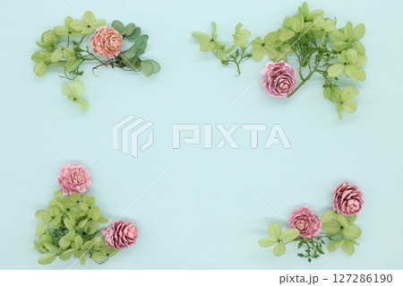 水色の背景にアンティーク風のドライフラワー 127286190