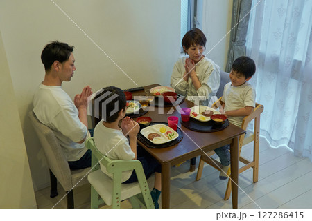 部屋で食事をする家族 127286415