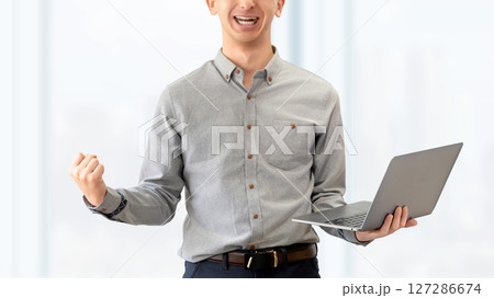 ガッツポーズをする笑顔の男性ビジネスマン 127286674