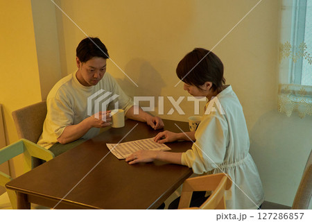 部屋で話す夫婦 部屋で話す夫婦 127286857