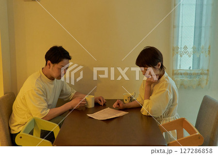 部屋で話す夫婦 127286858