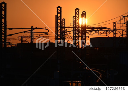 夕暮れに染まる街 127286868