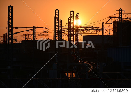 夕焼けに染まる街 127286869